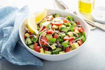 Salade de légumes frais hachés à la tomate, concombre et avocat — Photo de stock