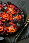 Ensalada hecha con tomates de bistec, brotes de amaranto y albahaca púrpura - foto de stock