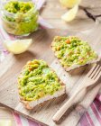 Hausgemachte Guacamole mit Avocado und Spinat — Stockfoto
