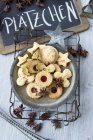 Un plateau de biscuits mélangés pour Noël — Photo de stock