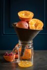 Oranges et oranges de sang étant jus dans presse-agrumes main — Photo de stock