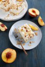 Cremiger Kuchen mit Pfirsichstücken und Mandeln — Stockfoto