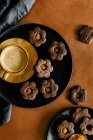 Чорне шоколадне печиво з обліпиховим джемом — стокове фото