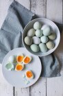 Eier, teilweise in Großaufnahme gekocht — Stockfoto