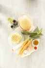 Ingredientes para fideos fritos con pechuga de pollo, zanahoria y jengibre - foto de stock
