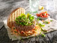 Hamburger végétalien avec salade de chou aux carottes et bébé chard — Photo de stock