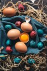 Барвисті великодні яйця на дерев'яному фоні — стокове фото