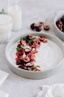 Йогурт з вишнями і полуницею — стокове фото