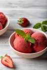 Hausgemachte Erdbeerbanane schöne Sahne, frische Minze und Erdbeeren — Stockfoto