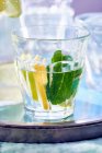 Лимонадный напиток с мятными листьями в стекле — стоковое фото