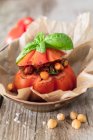 Tomates recheados com grão de bico — Fotografia de Stock