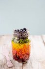 Regenbogensalat im Glas mit Roter Bete, Karotten, gelben Paprika, Salat und Blaubeeren — Stockfoto