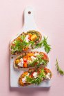 Жареный чиабатта с песто, сыром моцарелла, помидорами и ракетным салатом — стоковое фото