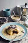 Ein Hefeknödel mit brauner Butter, Mohn und Vanillesauce — Stockfoto