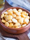 Lupine beans (tremocos), um típico petisco salgado português — Fotografia de Stock