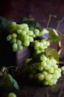 Un arreglo de uvas verdes - foto de stock