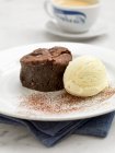 Fondente al cioccolato con gelato alla vaniglia — Foto stock