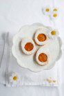 Primer plano de deliciosas galletas en forma de huevo de Pascua con mermelada - foto de stock