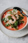 Suppe mit Reisnudeln, grünen Bohnen, Garnelen und frischem Koriander — Stockfoto