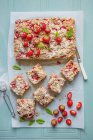 Gâteau éponge aux fraises fraîches et garniture crumble — Photo de stock