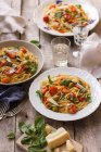 Спагетти с помидорами черри, свежим базиликом, оливками, чили и пармезан — стоковое фото