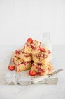 Stack of strawberry and crumble sponge — Stock Photo