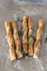 Bâtonnets de pâte feuilletée au sel et romarin — Photo de stock