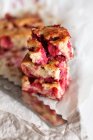 Torta di ciliegie su pergamena e tovagliolo di lino — Foto stock