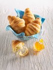 Croissants au beurre frais avec marmelade — Photo de stock
