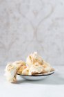 Baci di schiuma fatti in casa con cioccolato bianco e trucioli di cocco su una base di biscotto — Foto stock