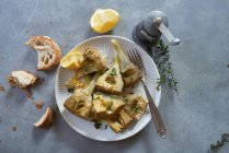 Gratinated artichokes with vinaigrette — Stock Photo