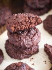 Livre de grãos (sem glúten) biscoitos de chocolate duplo dispostos em uma pilha, um biscoito quebrado. — Fotografia de Stock