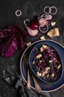 Salada com repolho vermelho, mirtilos, queijo azul, cebola vermelha e azeite — Fotografia de Stock