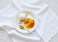 Torta de polenta naranja con helado de vainilla - foto de stock