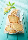 Gâteau au citron avec glaçage et amandes en tranches — Photo de stock