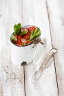 Salada com coquetel de tomate, feijão, cenoura e beterraba em recipiente de esmalte — Fotografia de Stock