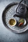Thé vert Sencha japonais dans un bol à thé — Photo de stock