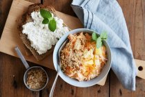 Karottensalat und Roggenbrot mit Quark — Stockfoto
