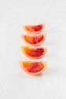 Tranches d'orange sanguine dans une rangée — Photo de stock