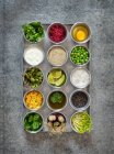 Ingredientes para hacer hamburguesas y magdalenas de quinua en tazones pequeños - foto de stock