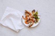 Креветки зі змішаним листковим салатом — стокове фото