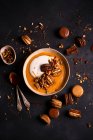 Salziger Karamellpudding mit Joghurt und Schokoladenmakronen — Stockfoto