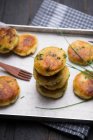 Веганські смажені картопляні та овочеві пиріжки — стокове фото