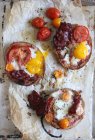 Pain grillé au bacon, tomates et œufs frits pour le petit déjeuner — Photo de stock
