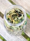 Feuilles de thé de mélisse (Melissa officinalis) cueillies à la main dans un pot — Photo de stock