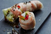 Rice paper rolls with shrimps — Stock Photo