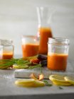 Succo d'arancia fresco con limone e menta su sfondo bianco — Foto stock