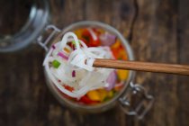 Скляний салат з локшиною з жовтим та червоним перцем, весняною цибулею та червоною цибулею — стокове фото