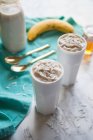 Milk-shake aux amandes avec banane et noix de coco — Photo de stock