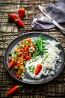 Salada de frango com morangos e abacate servido com arroz e rábano — Fotografia de Stock